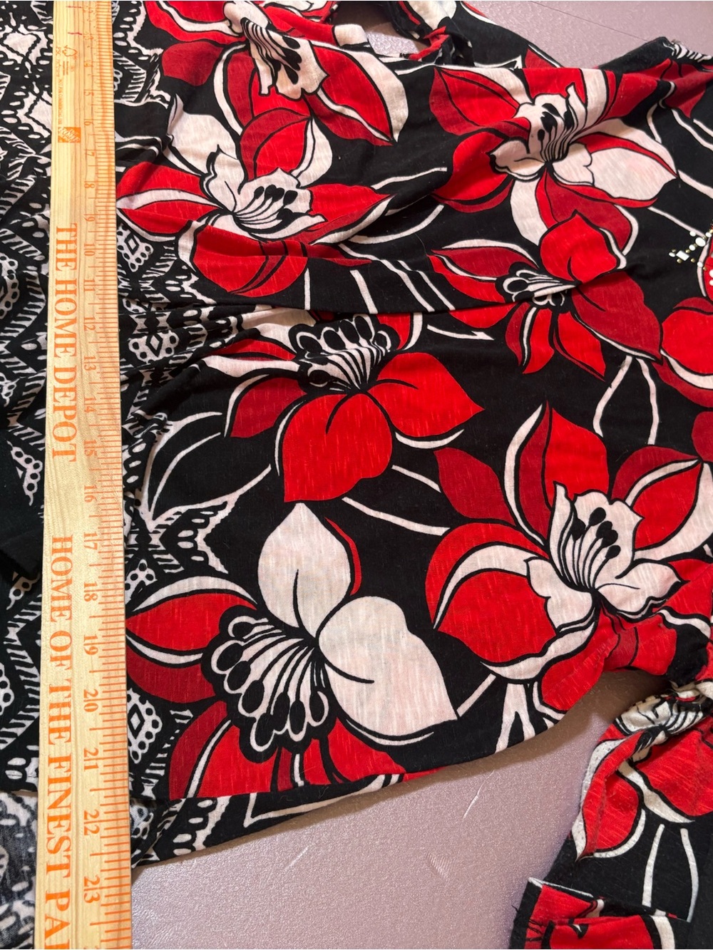 Alfred Dunner Top :Red, Black .Stunning Bold Floral . Flattering,Studded V-Neck! - Picture 6 of 9